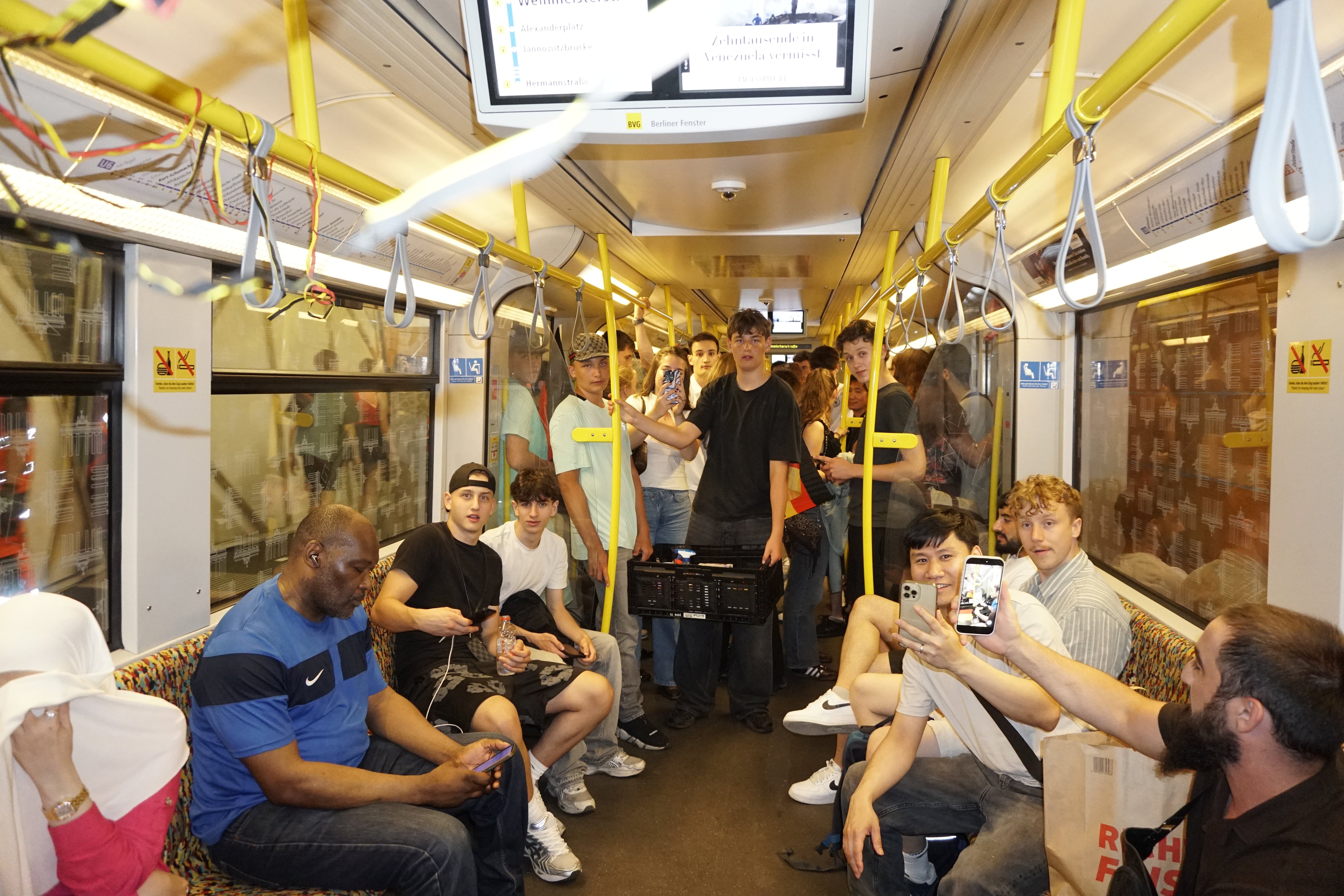 Public Viewing in der Ringbahn: Wie aus der S41 für ein Spiel lang eine Fanmeile wurde